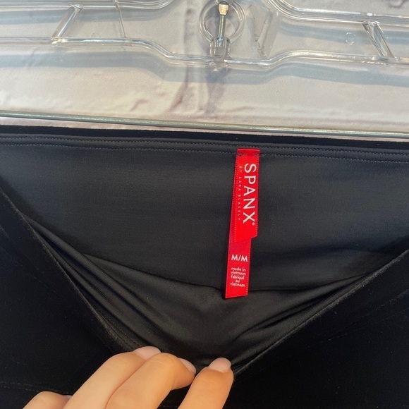 SPANX Black stretchable pull on Dressy Velvet Leggings - Size Medium - Picture 7 of 8